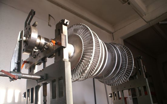 balanceadora para rotores de turbinas
